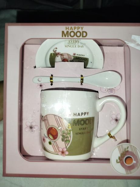 Keramický hrnček s lyžičkou a tanierikom darček,