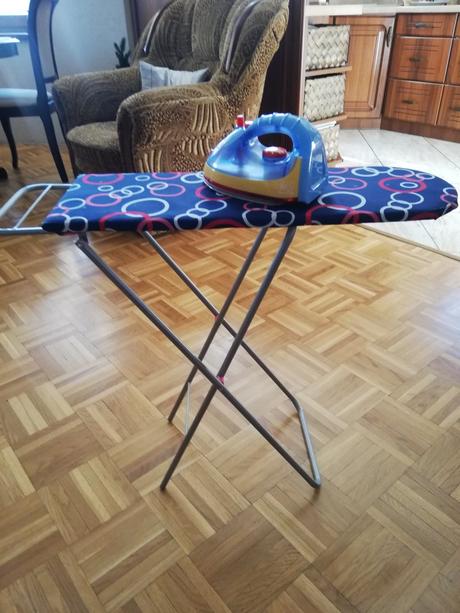 Žehlička so žehliacou doskou,