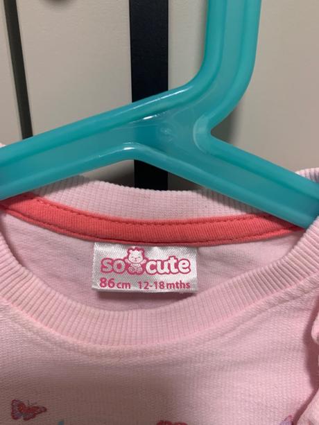 Ružová mikina s volánmi, 86