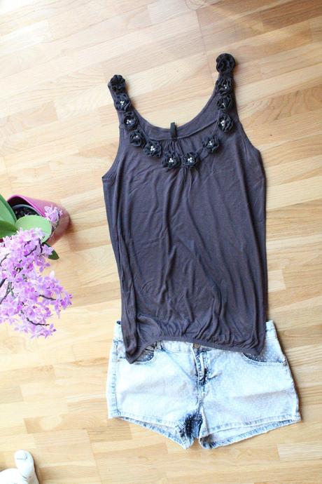 Tmavošedý top s kvetmi, amisu,s