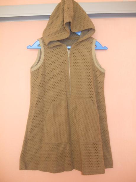 Šaty s kapuckou, 104