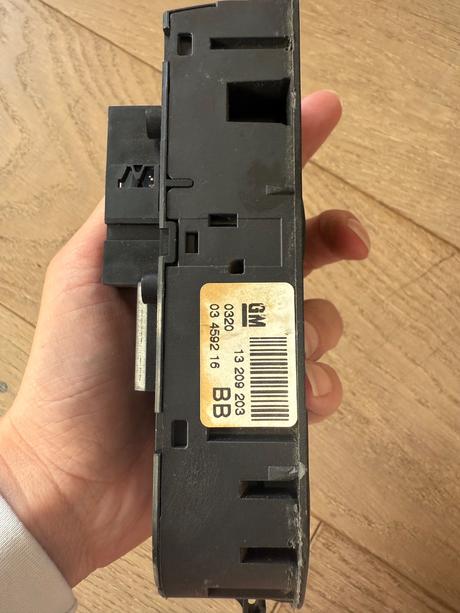 Spínač otvárač okien opel astra h, 
