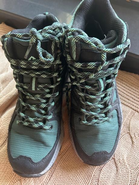 Turisticke topanky crossroad, 36