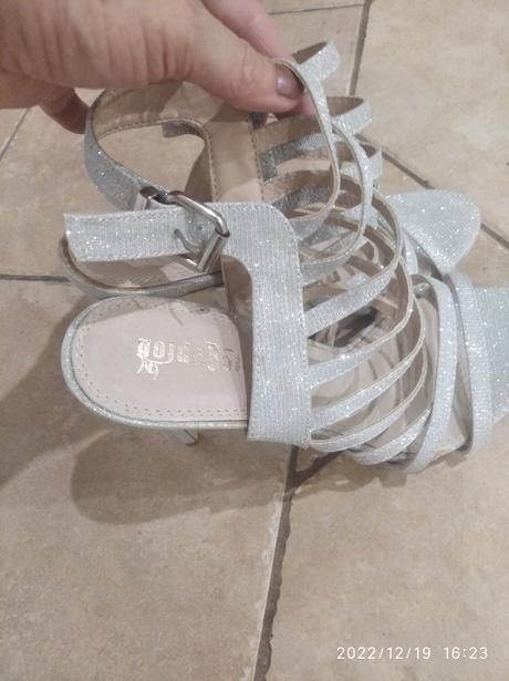 Trblietave luxusne talianske sandále, 38