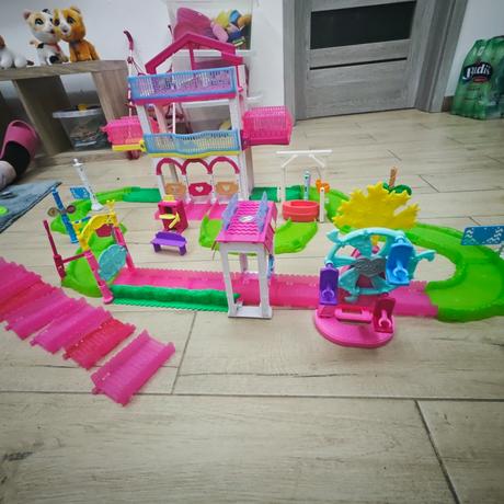 Dostihová dráha aj so samochodiacimi konikmi, 