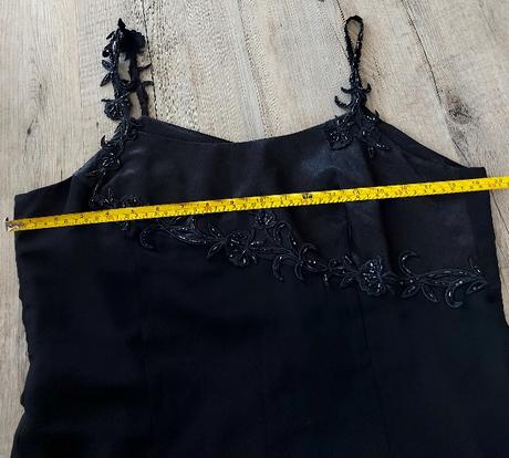 Krátke spoločenské šaty, 42