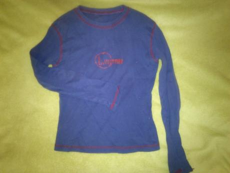 Modre tricko s napisom, s