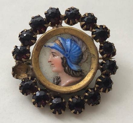 Starozitna rucne malovana brosna s perletou granat, 