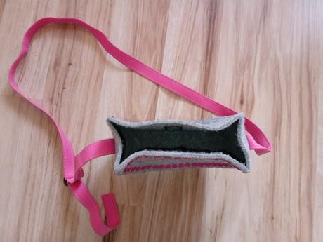 Kabelka s vyšitým menom laura, 