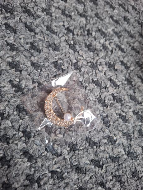 Malá elegantná brošňa, 