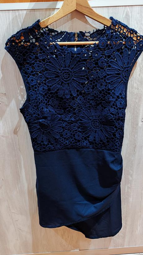 Tmavomodré šaty s čipkou, s