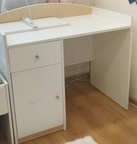 Krásny písací stolík, 