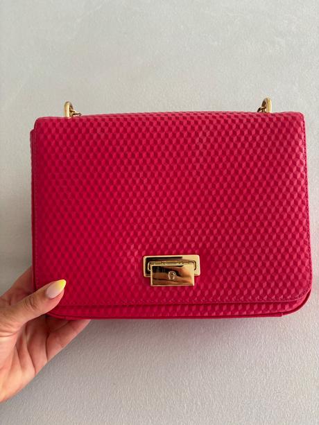 Kabelka farby magenta, 