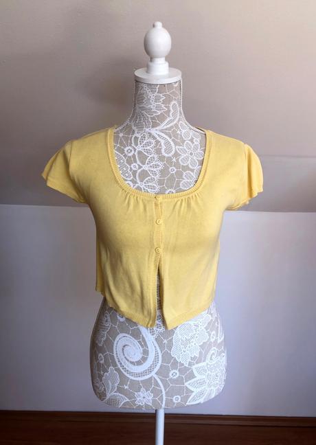 Krátky žltý svetrík, 36