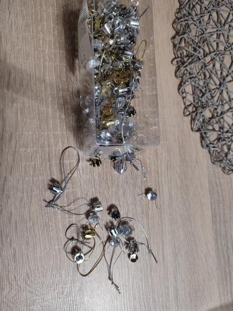 Závesné klobúčiky na vianočné gule,