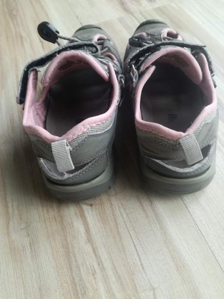 Športové sandále, 33