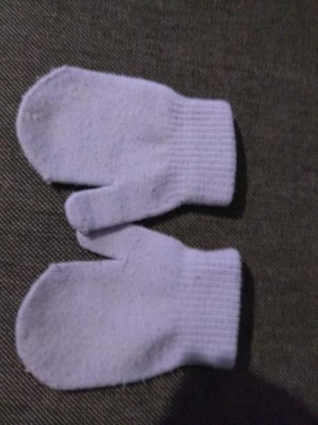 Fialove rukavice, 86