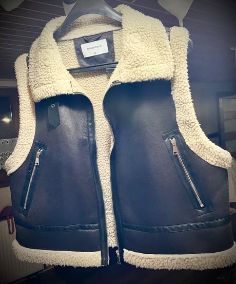 Kožušinová vesta, 42