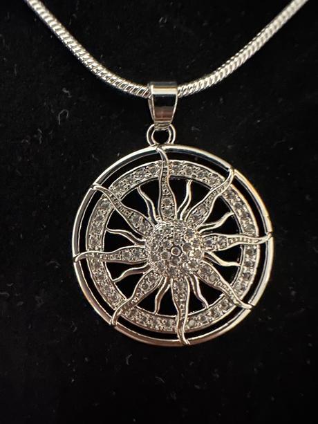 Medailón symbol slnka,