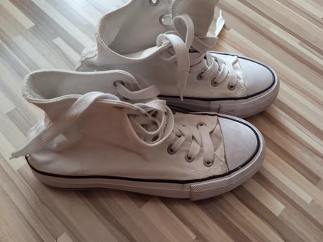 Predam dievčenské tramky, 37