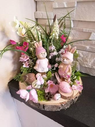 Veľkonočná dekorácia so zajačikmi, 