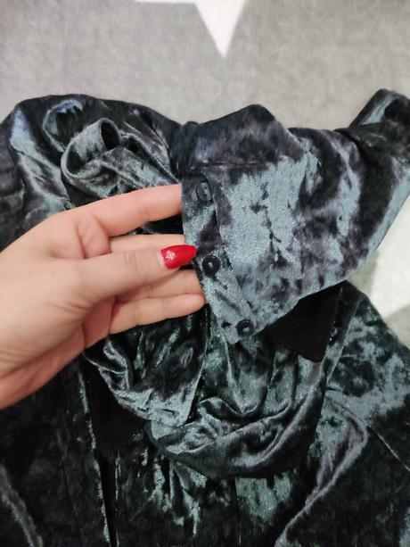 Zamatové šaty, 140