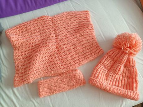 Dievčenská čapica, nákrčník a čelenka, 