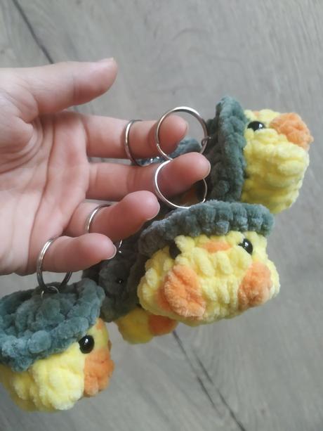 (kľúčenka) kuriatko s žabaciou čiapočkou, 