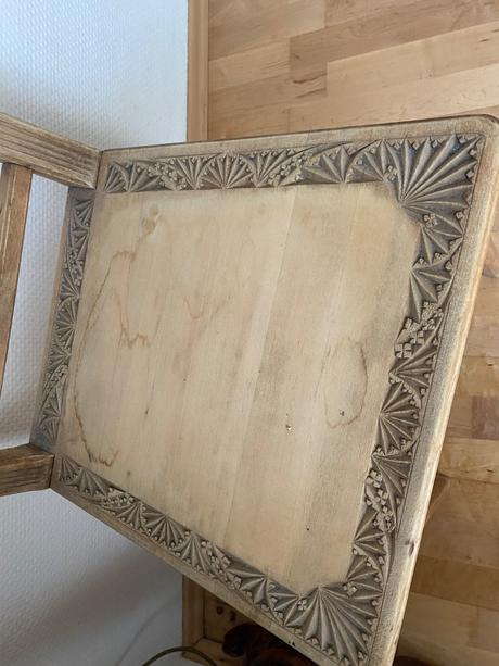 Stará vyřezávaná stolička,