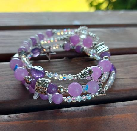 Náramok fialové nebo z ametystu,