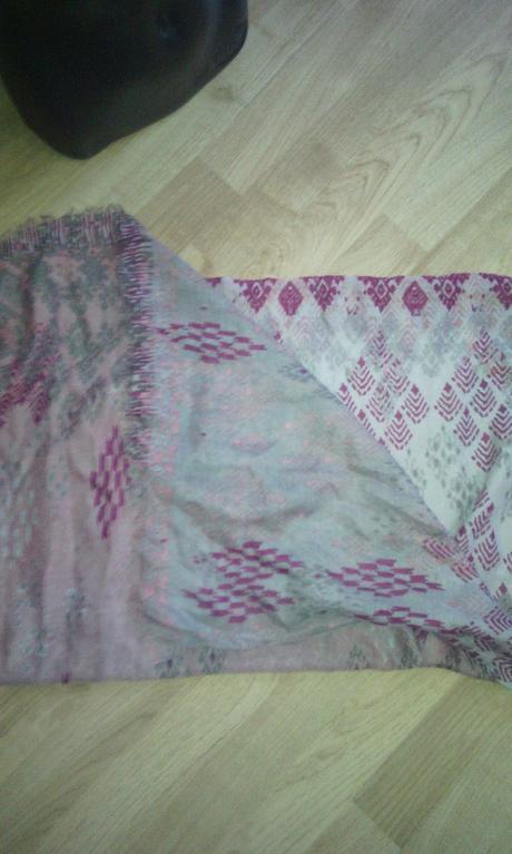 Šedoružová šatka, m