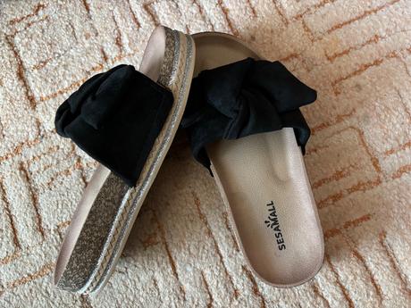 Šľapky z čiernou mašľou, 39