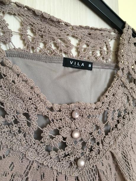 Krajkove bezove saty, 42