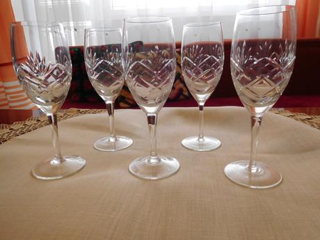 Sklenené poháre na nožičke, 