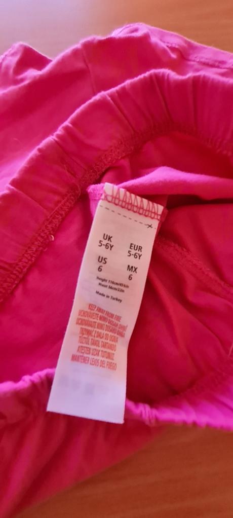 Tmavoružové kraťasy, 116