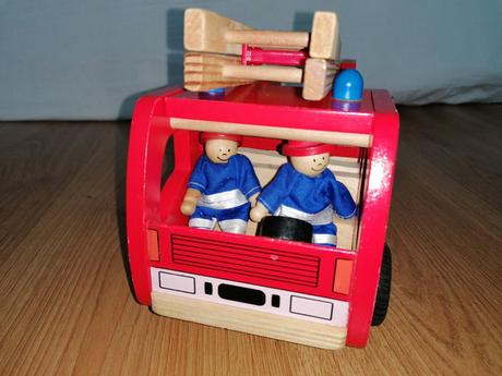 Hasiči a hasičské auto,