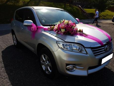 Kvetinová výzdoba na auto, 