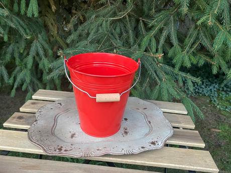Červené plechové vedierko 2,5 l,