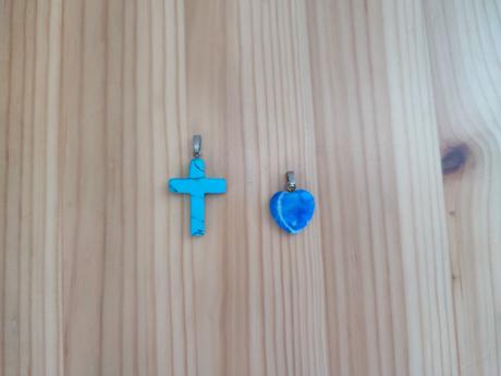 Prívesky z liečivých kameňov - krížik a srdiečko, 