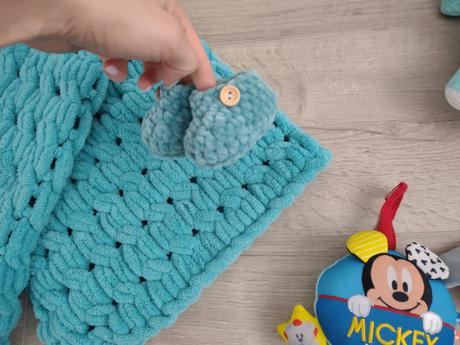 Hačkovana puffy tyrkysova deka s papuckami a hračk, 