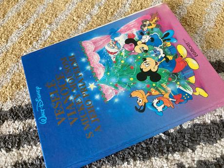 Veselé vianoce s mickey mousom a jeho priateľmi,