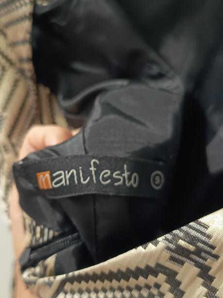 Zlaté príležitostné šaty manifesto, s