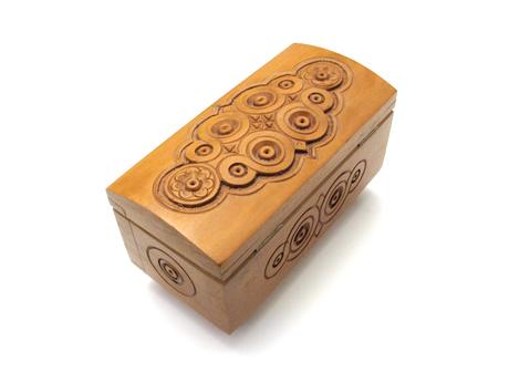 Vyrezávaná drevená truhlička,