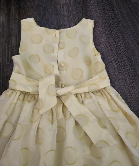 Pekné žlté šaty, 122