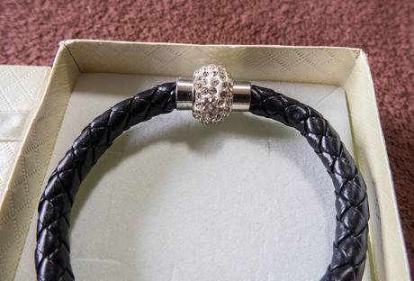 Kožený náramok v darčekovej krabičke,