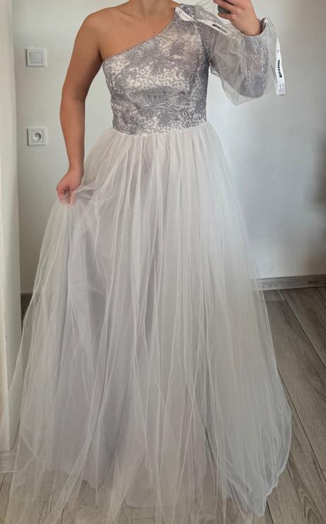 Biele šaty na rameno, m