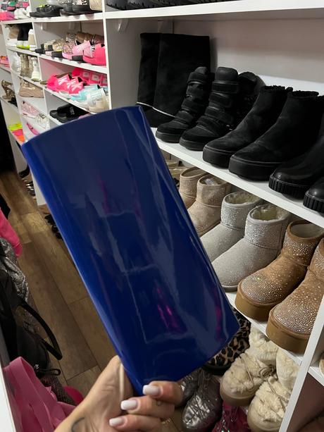 Modra lesklá kabelka,