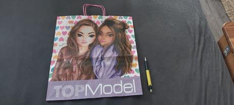 Priestranna papierova taska top models, 