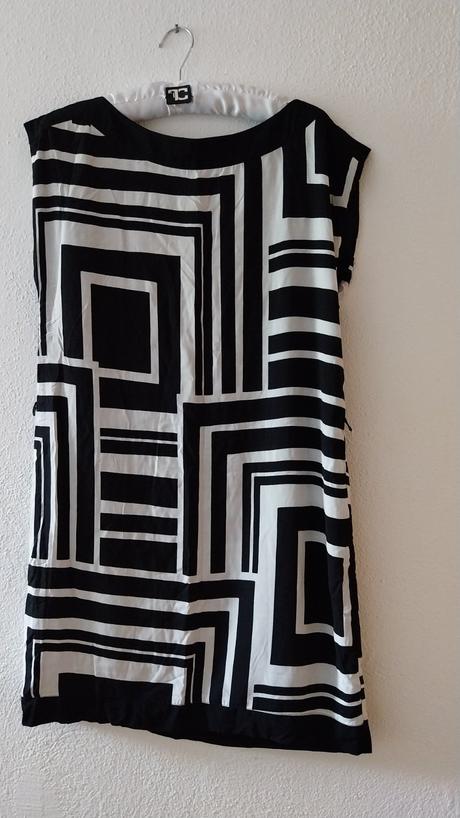 Čierno - biele šaty s asymetrickým vzorom zn. cama, camaieu,m