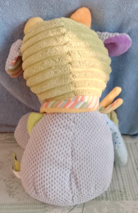 Farebný hrkajúci býček ark toys premier car, 37 cm, 